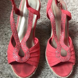 EUC coral wedges with silver decor